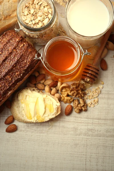 Sarapan sehat dengan roti, madu, kacang-kacangan . — Stok Foto