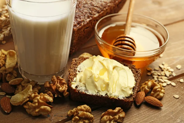 Honey in glass jar and nuts. — Stock Photo, Image