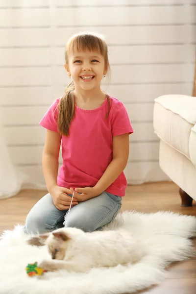 Chica jugando con gatito en casa —  Fotos de Stock