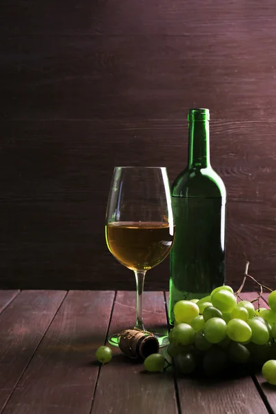 Bottle and glass of wine with grape — Stock Photo, Image