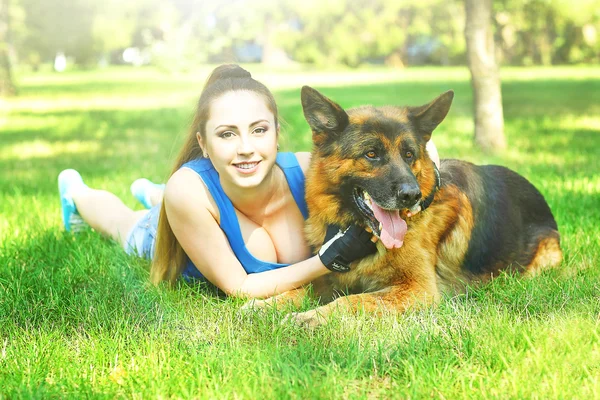 Ung flicka med hund i park — Stockfoto