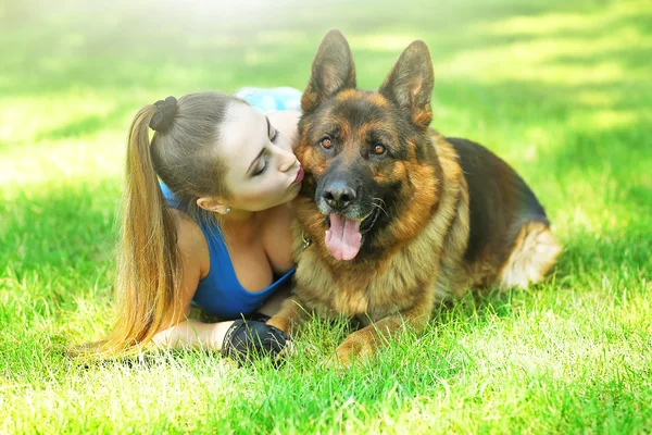 Молодая девушка с собакой в парке — стоковое фото