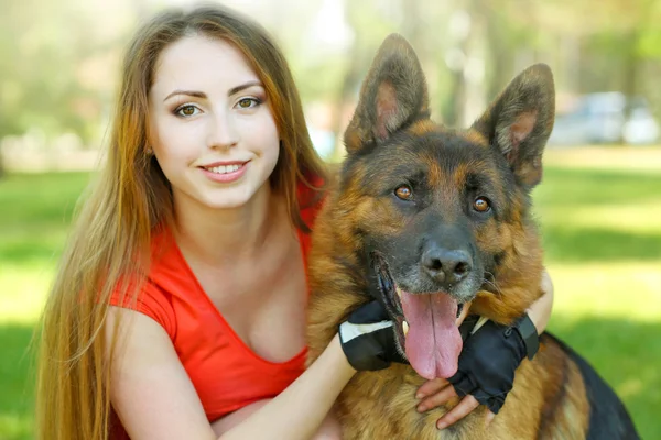 Ung flicka med hund i park — Stockfoto