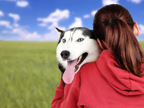 Γυναίκα και χαριτωμένος σκύλος χάσκεϋ — Φωτογραφία Αρχείου