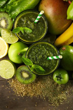 Yeşil sağlıklı meyve suları