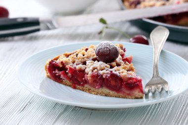 Kiraz ile lezzetli ev yapımı pasta