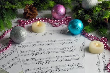 Noel dekorasyonu ile müzik notlar