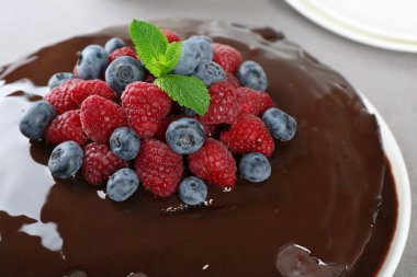 Yaz meyveleri, closeup ile lezzetli çikolatalı kek