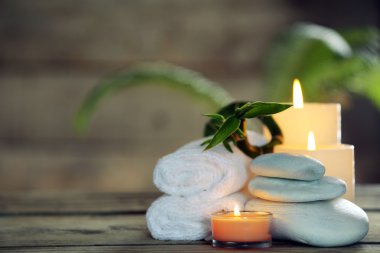 Ahşap masada güzel bir spa kompozisyonu