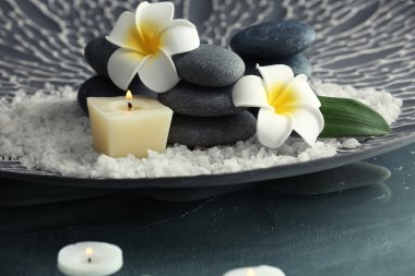 Natürmort içinde gri tepsi, closeup spa taşlarla