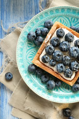 Natürmort gurme taze yaban mersini tart ile