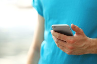 Akıllı cep telefonu açık havada tutan adam