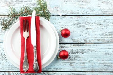 Boş tabak, çatal bıçak takımı, peçete ve cam rustik ahşap zemin üzerinde. Noel tablo ayarı kavramı
