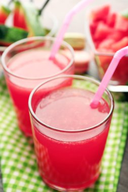 Gözlüklü, ahşap masa arka plan üzerinde soğuk karpuz içecekler