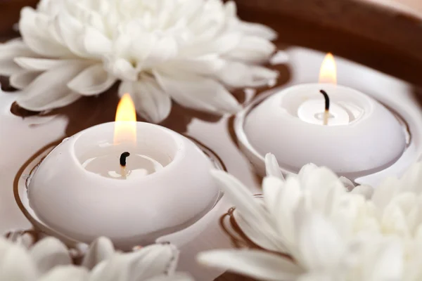 Flowers and candles in water — Stock Photo, Image