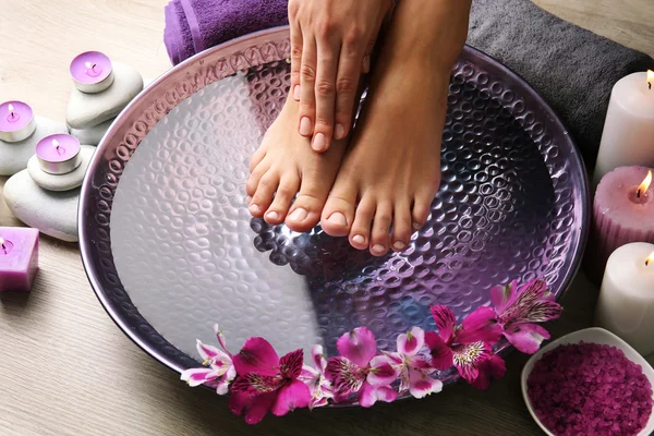 Pieds féminins au spa procédure de pédicure — Photo