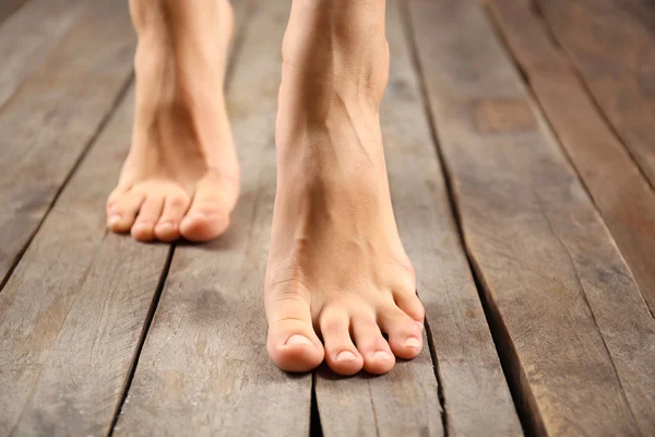 Γυναικεία πόδια σε ξύλο — Φωτογραφία Αρχείου