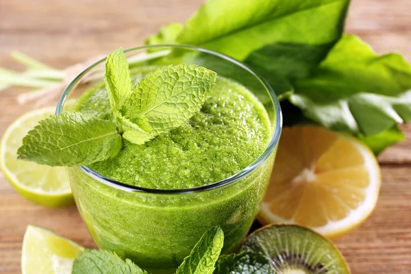 Gröna friska juice — Stockfoto