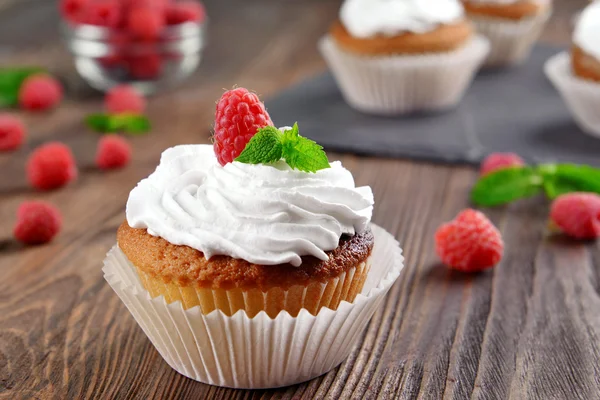 Delicious cupcake with berries and fresh mint — Stock Photo, Image