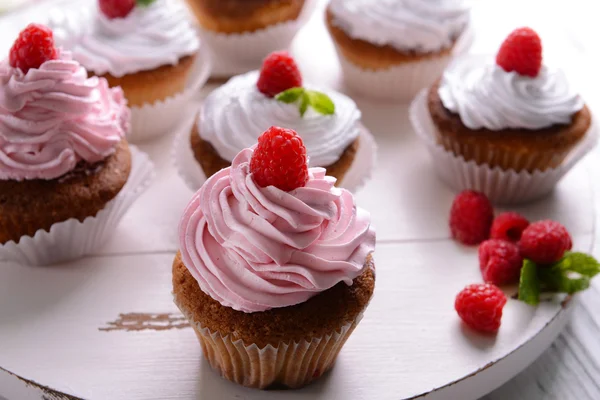 Leckere Cupcakes mit Beeren auf dem Tisch aus nächster Nähe — Stockfoto