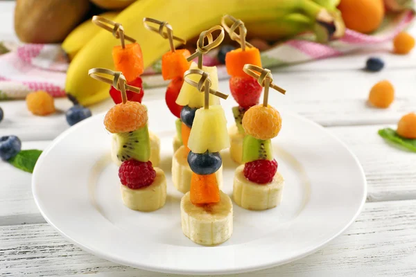 Fresh fruits on skewers — Stock Photo, Image