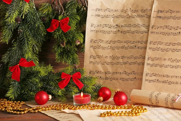 Muziek notities met decoratie van Kerstmis — Stockfoto