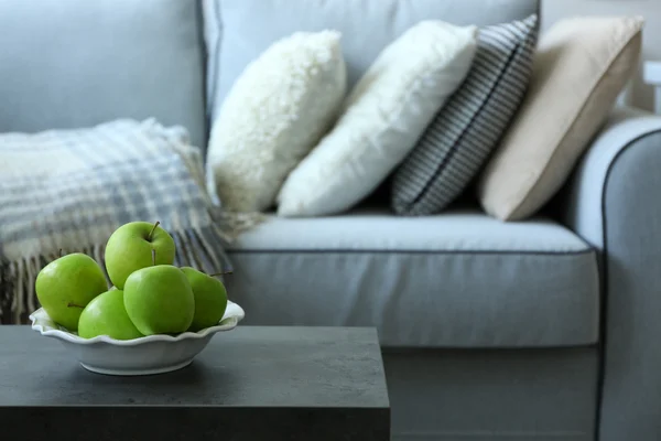 Сучасна вітальня з сірим диваном — стокове фото
