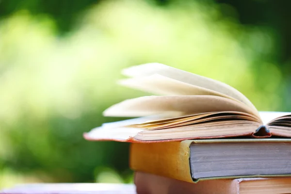 Bücherstapel im Freien — Stockfoto