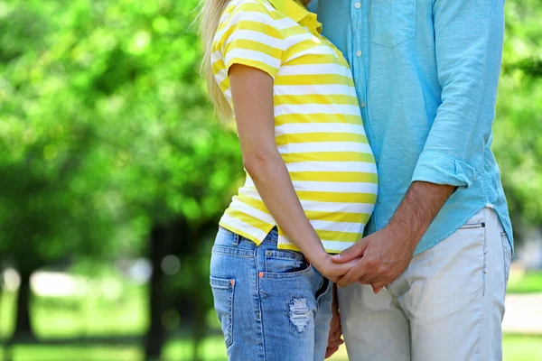 Zwangere vrouw met echtgenoot — Stockfoto