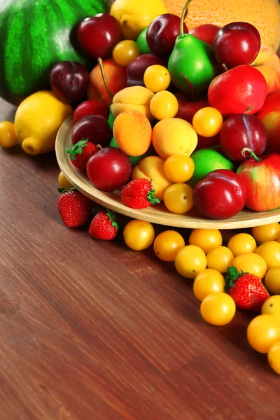 Geassorteerde van vers fruit op houten tafel — Stockfoto