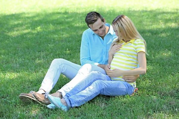 Zwangere vrouw met echtgenoot — Stockfoto