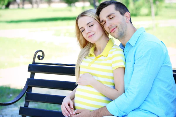 Schwangere Frau mit Ehemann — Stockfoto