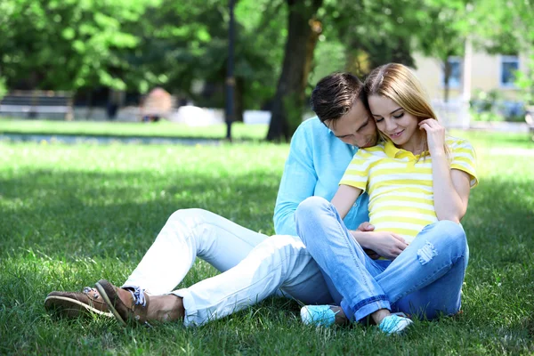 Schwangere mit Mann im Park — Stockfoto