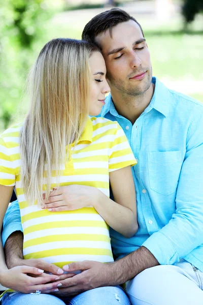 Pregnant woman with husband in park — Stock Photo, Image