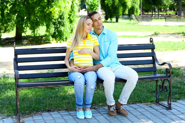 Pregnant woman with husband in park — Stock Photo, Image