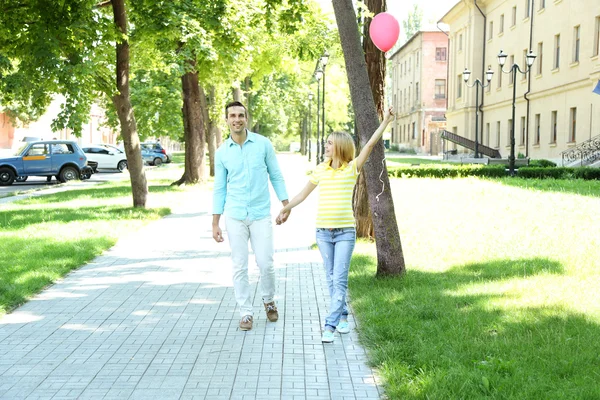 Zwangere vrouw met echtgenoot buiten lopen — Stockfoto