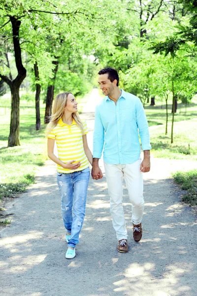 Zwangere vrouw met echtgenoot — Stockfoto