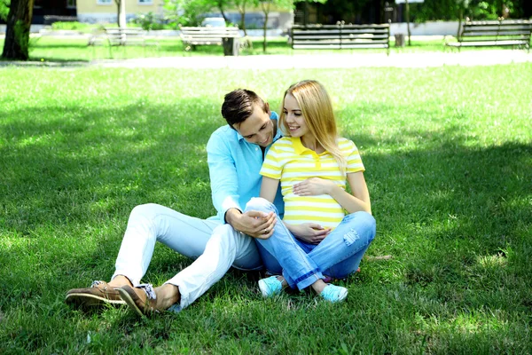 Zwangere vrouw met echtgenoot — Stockfoto