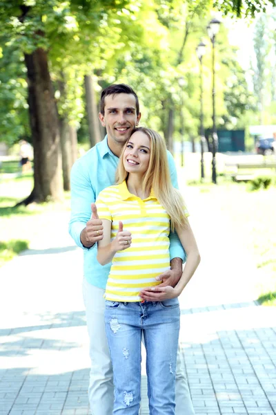 Mujer embarazada con marido —  Fotos de Stock