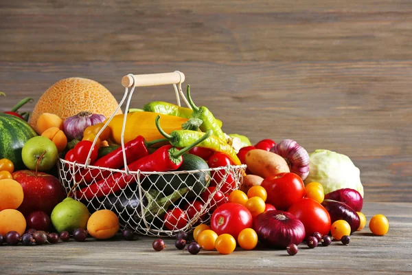 Куча свежих фруктов и овощей — стоковое фото