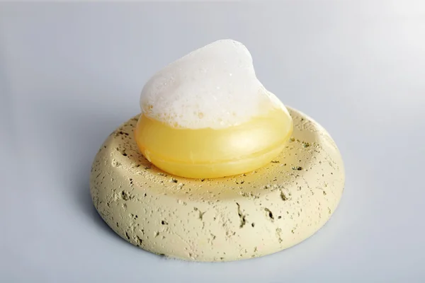Jabón con espuma aislada en blanco — Foto de Stock