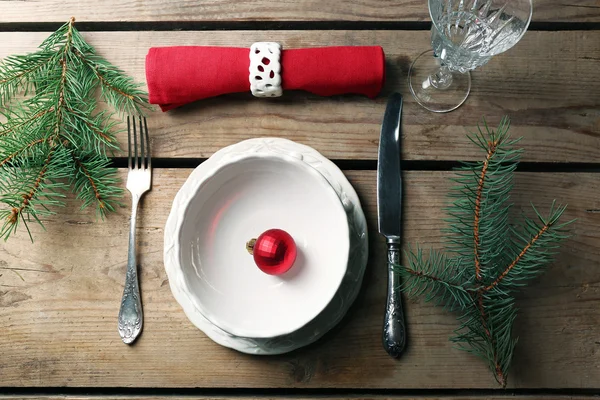 Piatto vuoto, posate, tovagliolo e vetro su fondo rustico in legno. Concetto tavola di Natale — Foto Stock
