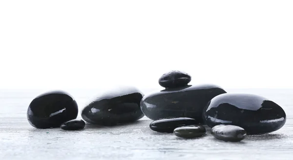 Piedras de spa húmedas aisladas en blanco — Foto de Stock