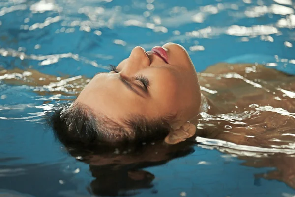 Vacker ung kvinna vid poolen — Stockfoto