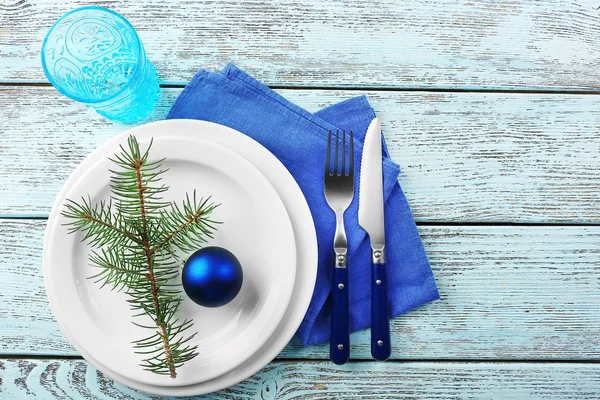 Leerer Teller, Besteck, Serviette und Glas auf rustikalem Holzgrund. Konzept für weihnachtliches Tischdecken — Stockfoto