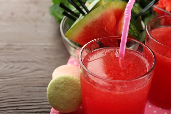 Bebidas de melancia fria em copos, em fundo de mesa de madeira — Fotografia de Stock