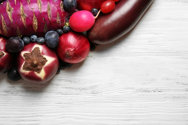 Frutas y hortalizas sobre mesa de madera —  Fotos de Stock