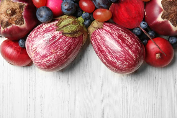 Frukt och grönsaker på träbord — Stockfoto