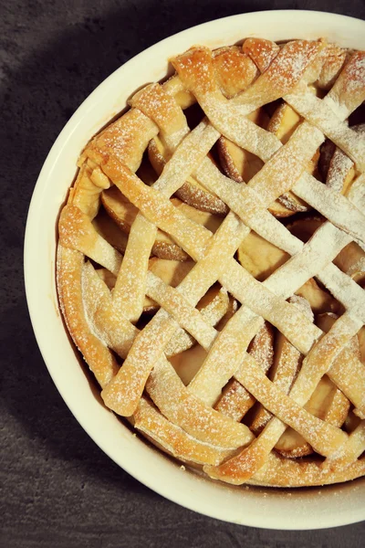 Домашній яблучний пиріг на дерев'яному фоні — стокове фото
