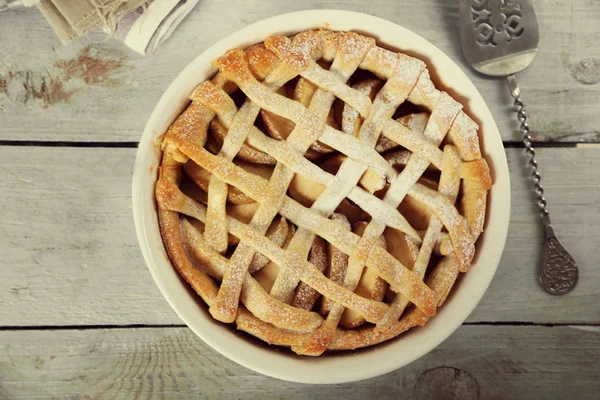 Σπιτική μηλόπιτα σε ξύλινο φόντο — Φωτογραφία Αρχείου